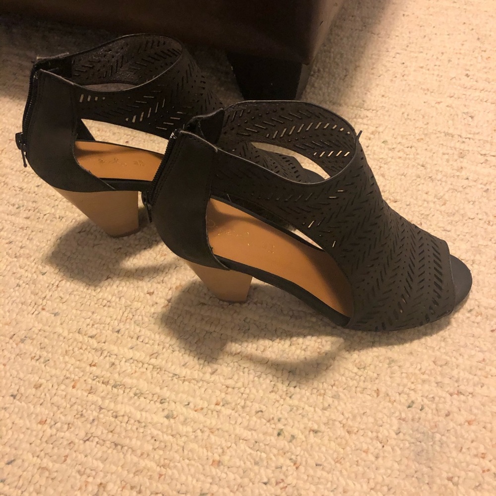 Black, heeled sandal